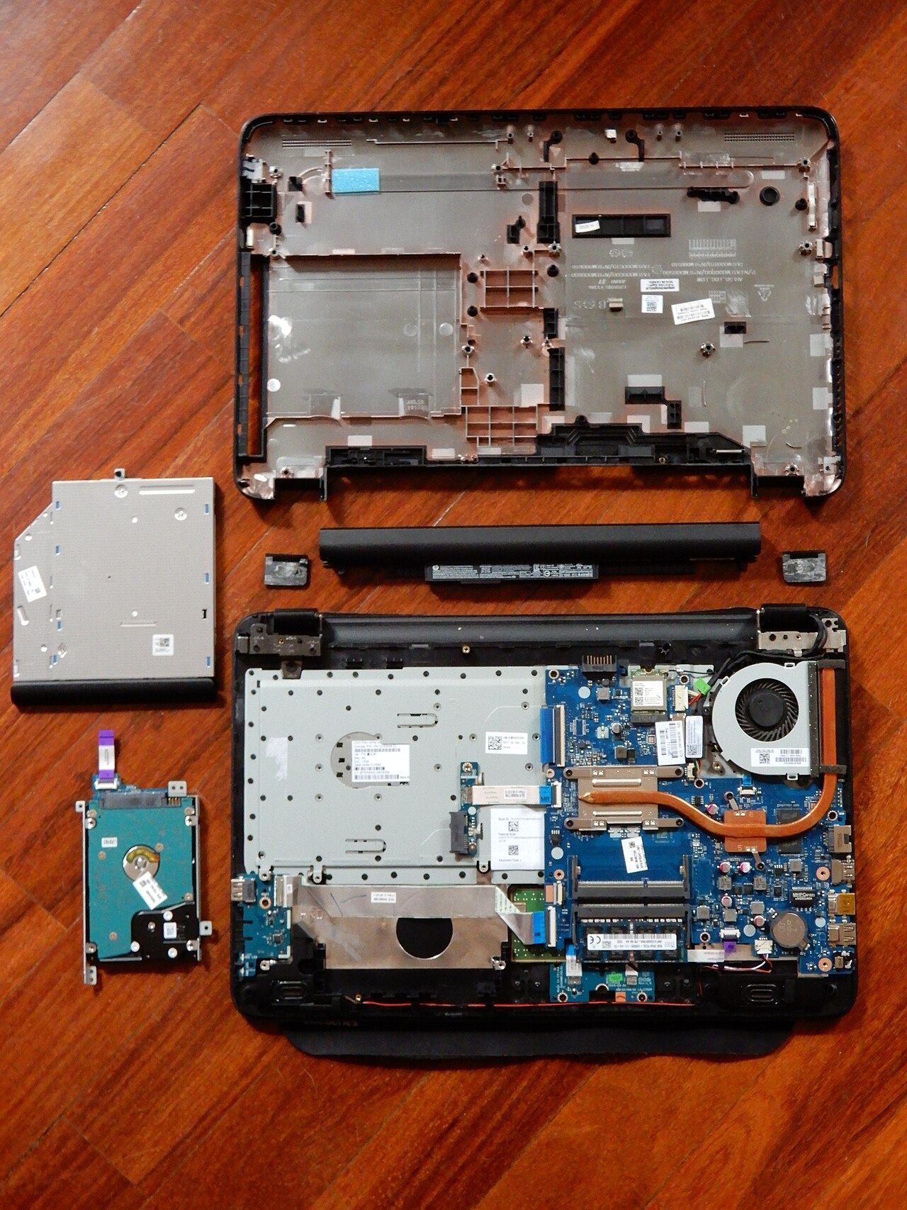 Aufgeschraubtes Laptop mit geöffnetem Mainboard