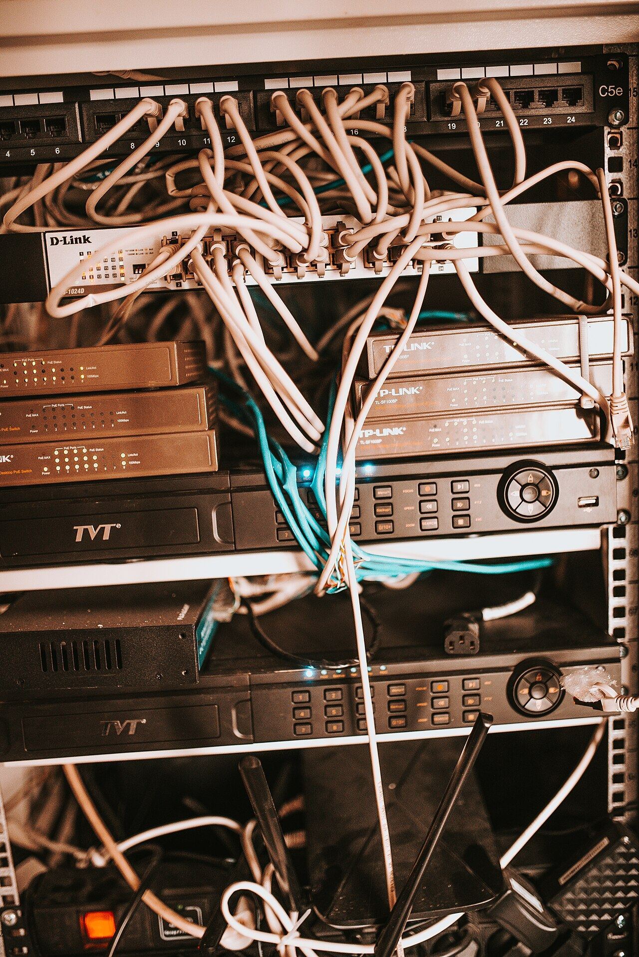 Ordnungsgemäß verdrahteter Netzwerkschrank